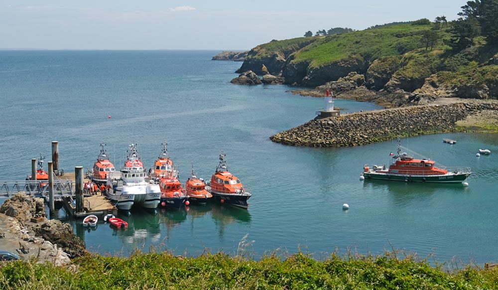La flotte SNSM du Morbihan à Sauzon, venue rendre hommage à Ronan Le Roux