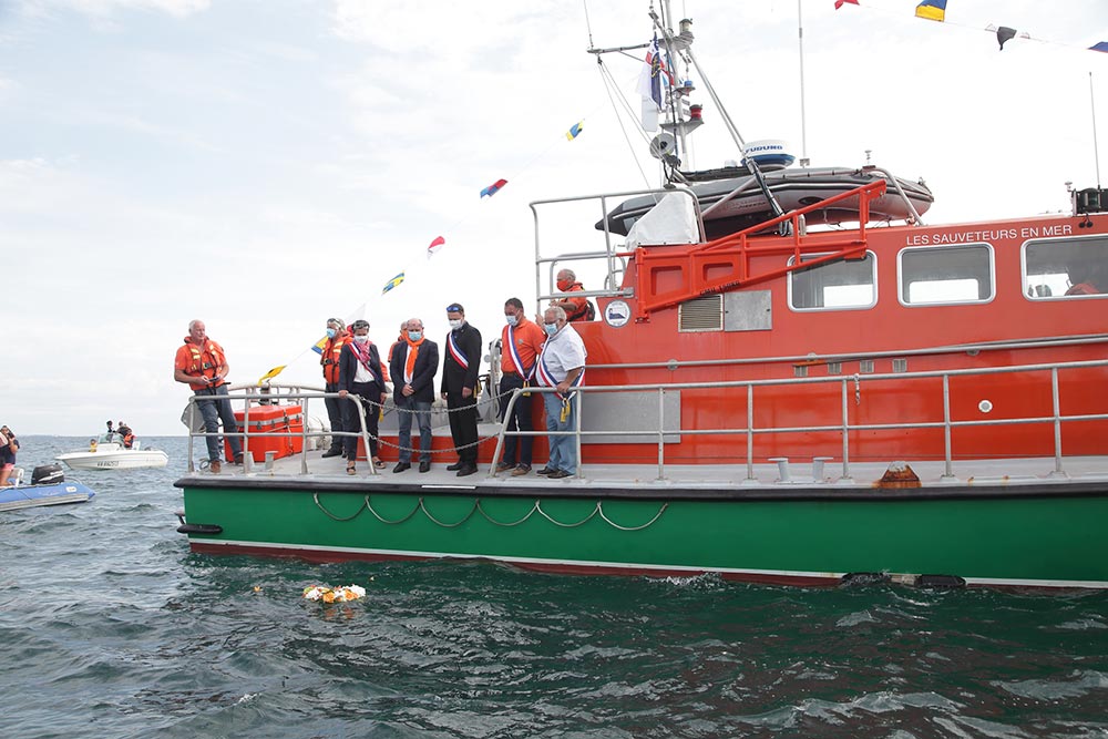 Dépôt de la gerbe pour les péris en mer