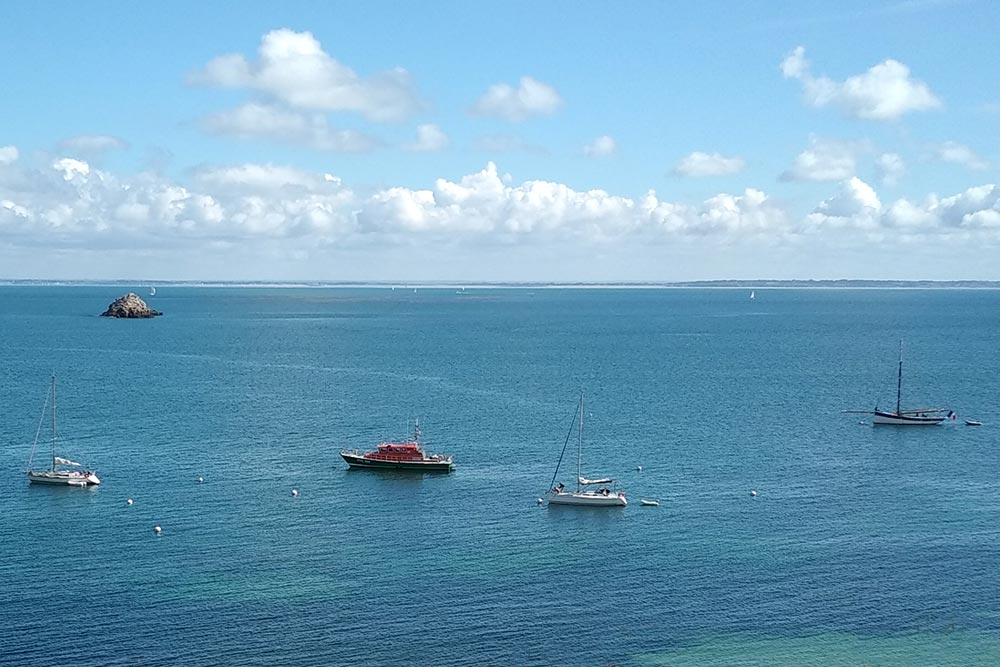 Le canot de sauvetage devant le port de houat