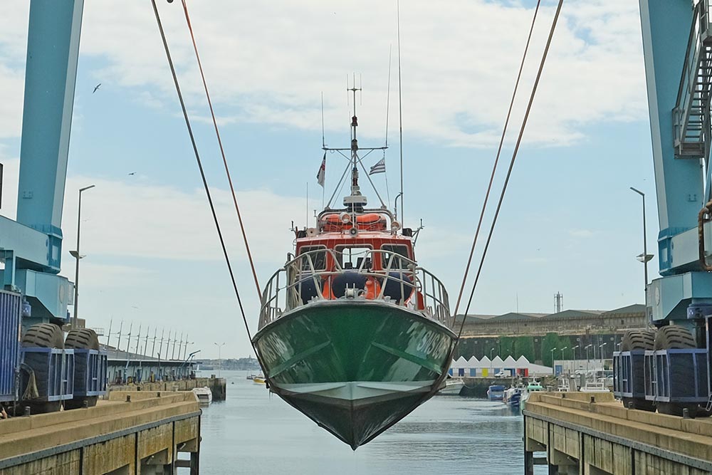 Le canot de sauvetage, lors de sa sortie de l'eau