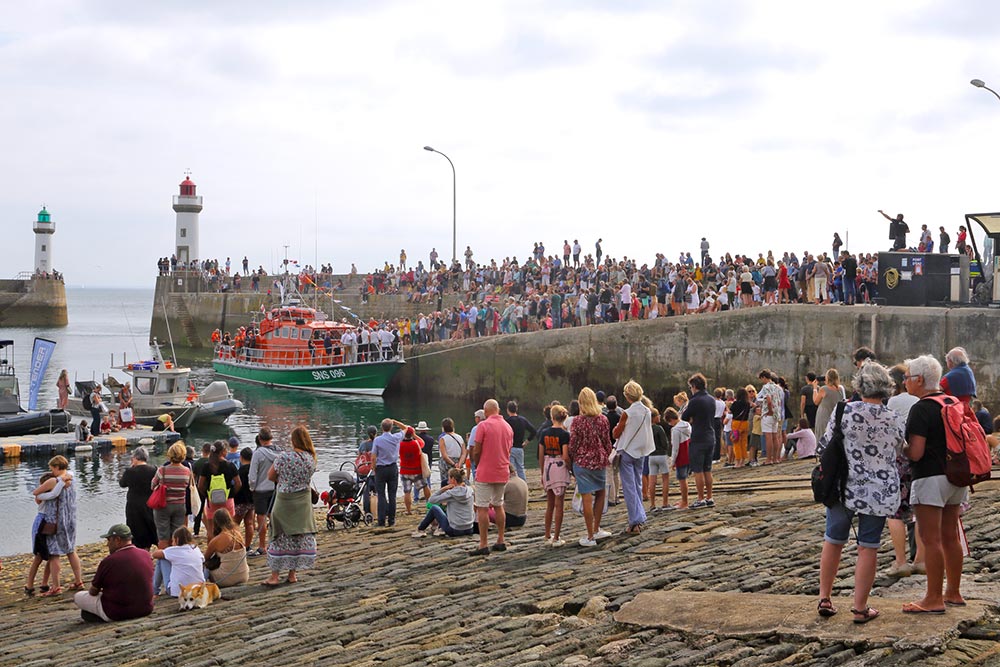 Avant le départ pour la bénédiction de la mer