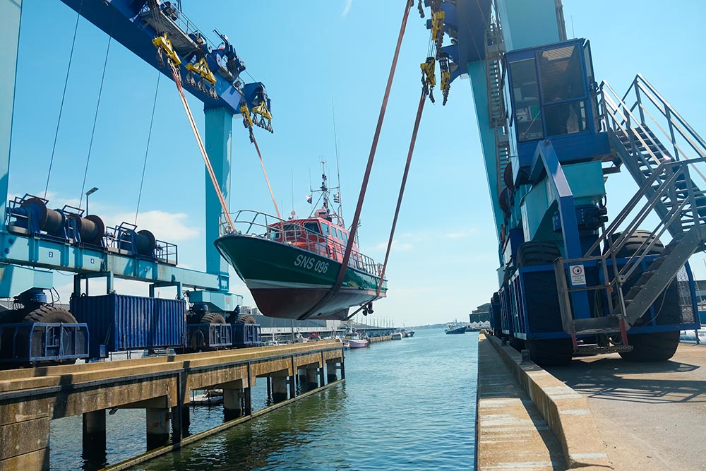 Le canot, lors de sa sortie de l'eau à Lorient.   © Photo Pierre Mouty.