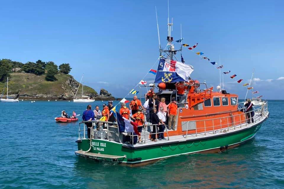 Le canot, pendant la bénédiction de la mer