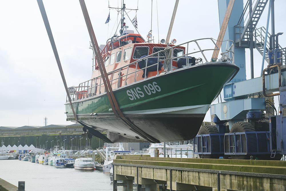 Le canot, à sa sortie de l'eau à Lorient.