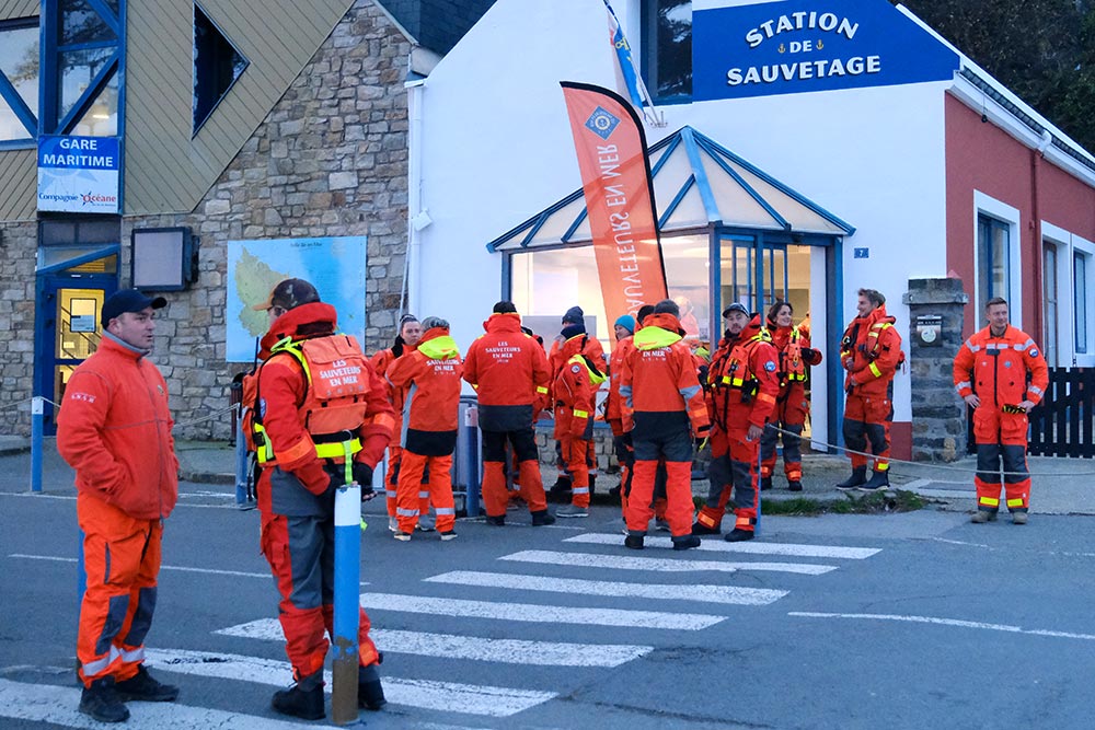 Les stagiaires et formateurs devant le local SNSM de Palais