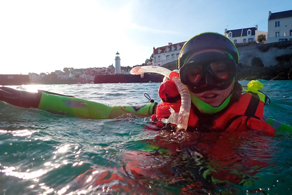 Exercice des nageuses de bord dans l'avant-port de Sauzon