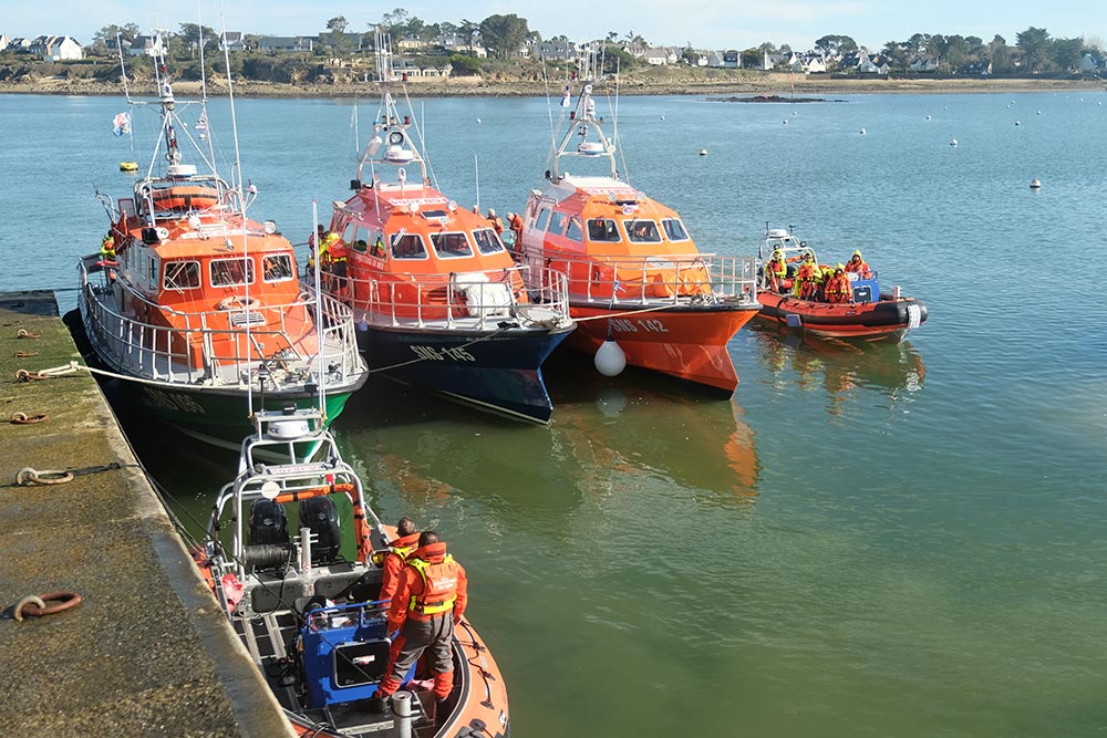 Les bateaux des différentes stations, lors de la formation