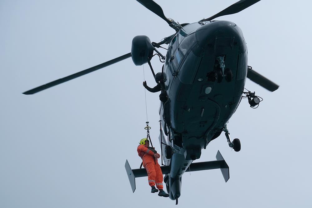 Hélitreuillage avec le Dauphin de la Marine Nationale