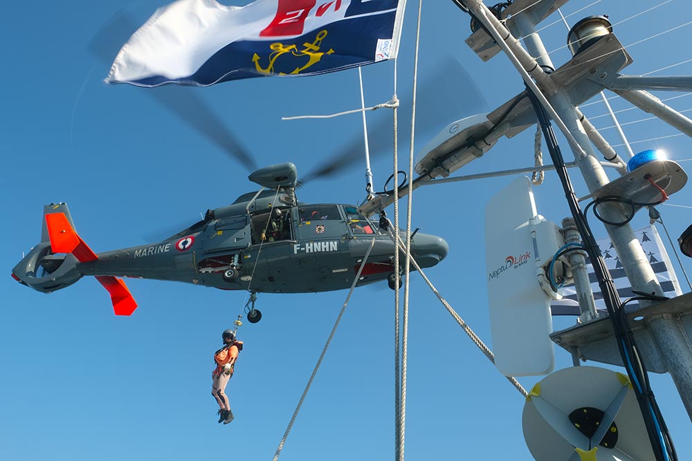 L'hélicoptère "dans les antennes" du canot