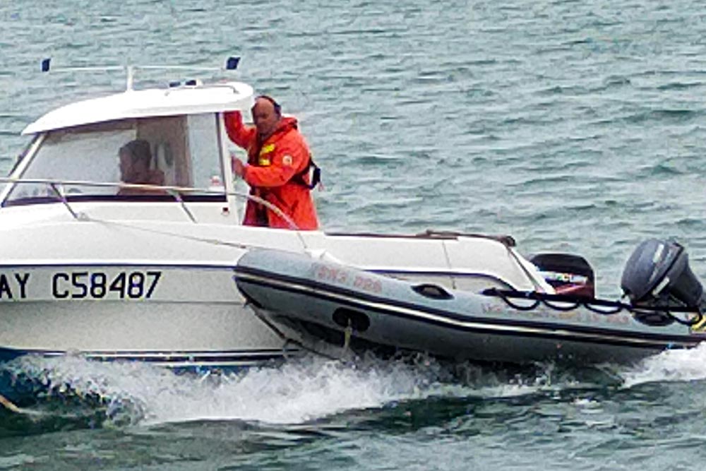 Le bateau avec l'annexe à couple