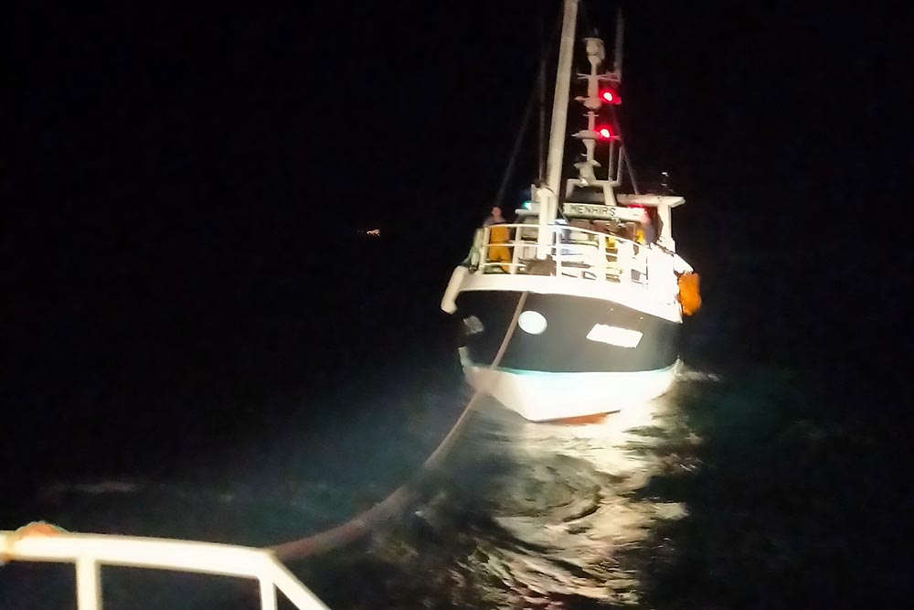 Le bateau de pêche, lors de la mise en place de la remorque