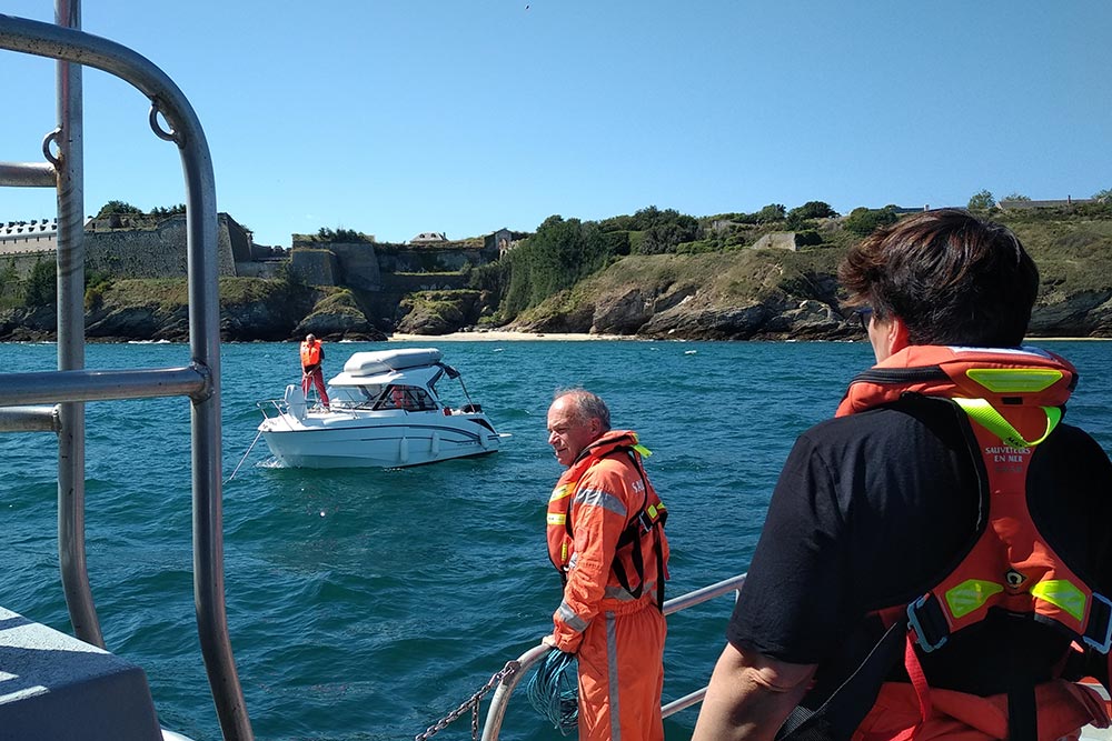 Le bateau ancré devant Port Soldat, la plage à côté de la citadelle Vauban.