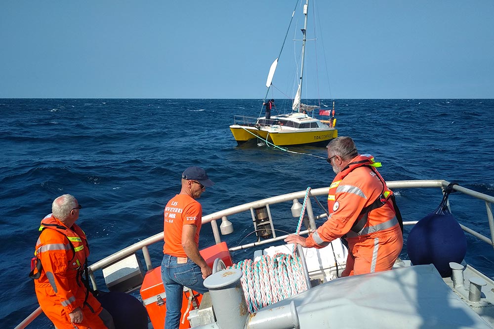 Le catamaran lors du passage de la remorque