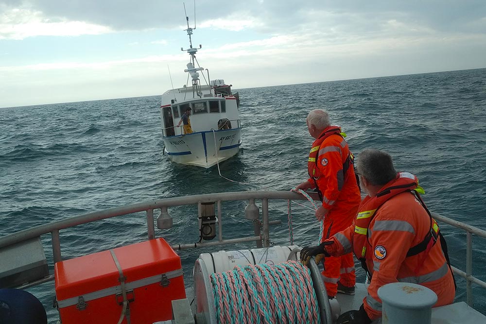 Passage de la remorque au bateau de pêche