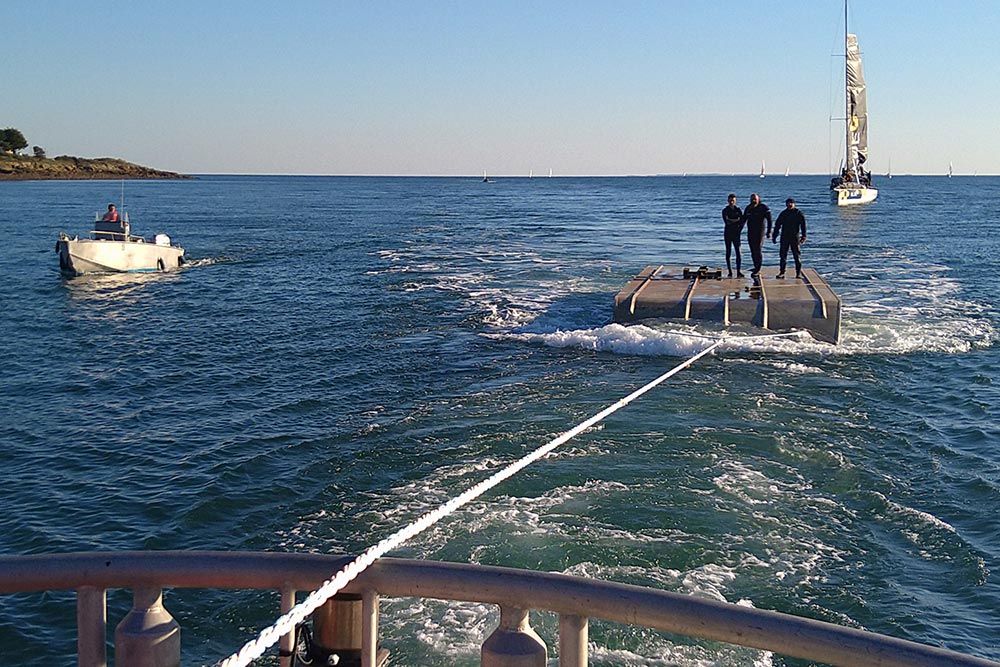 La barge remorquée, un peu avant l'arrivée à La Trinité