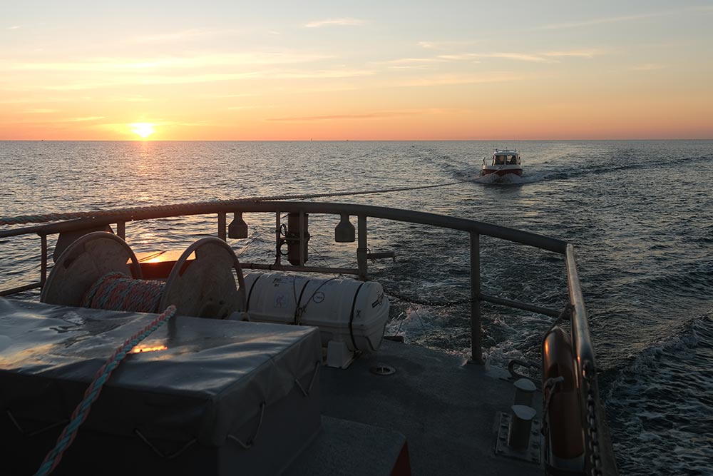 Le bateau en remorque, à l'arrivée au Croisic