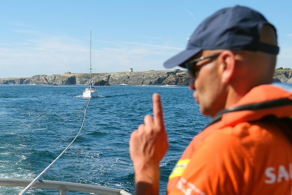 Le voilier en remorque, à la sortie de Goulphar