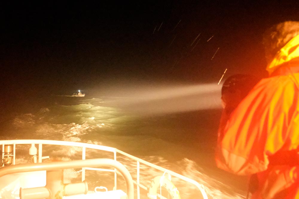 Le bateau recherché, éclairé par notre projecteur.