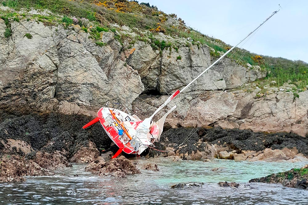 Le voilier échoué.  © Photo Jean-Lou Guillaume