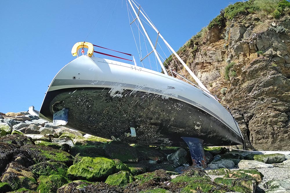 Le voilier échoué, à marée basse