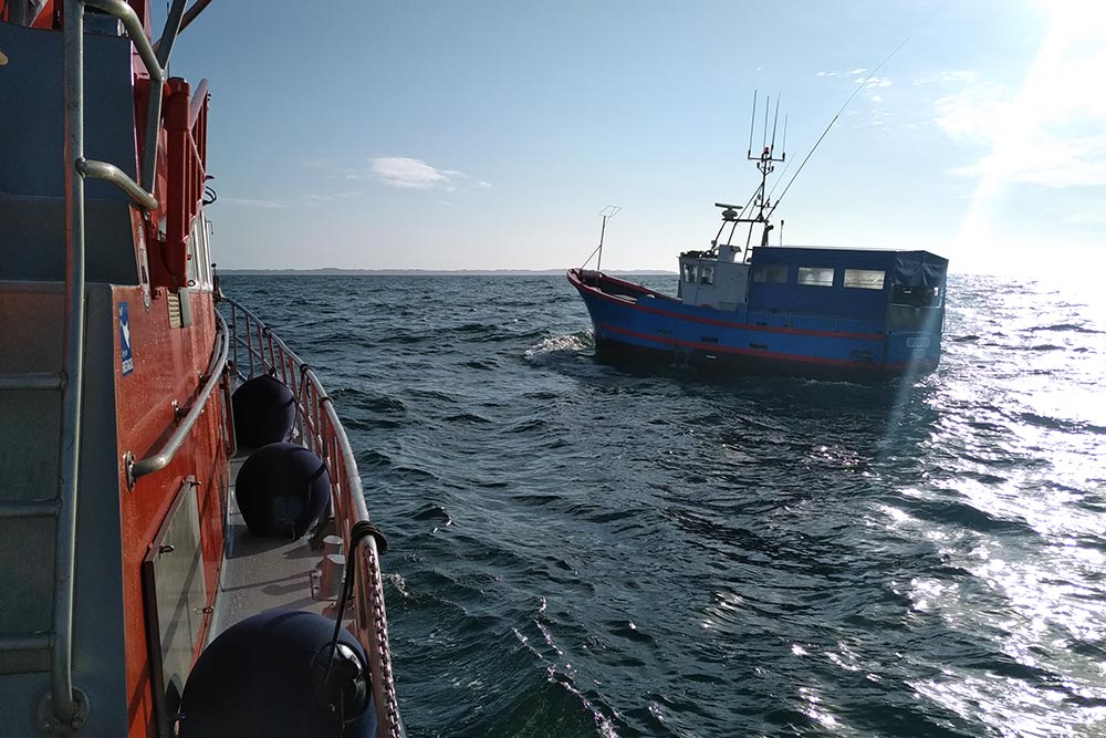 Le bateau de pêche, à l'arrivée du canot