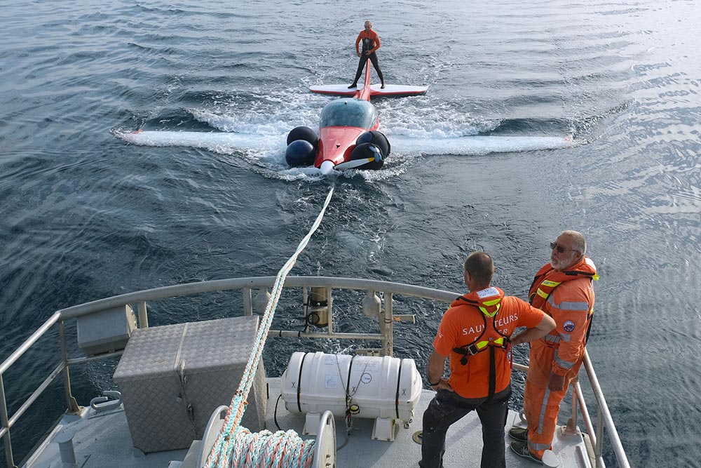 L'avion en remorque derrière le canot