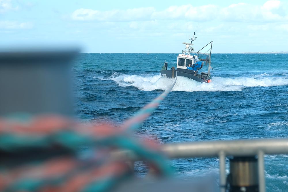 Le bateau en panne pendant le remorquage