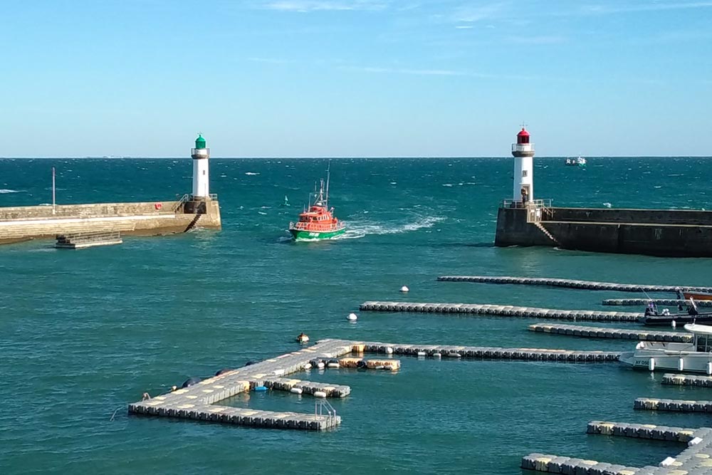 Le canot, à l'entrée du port