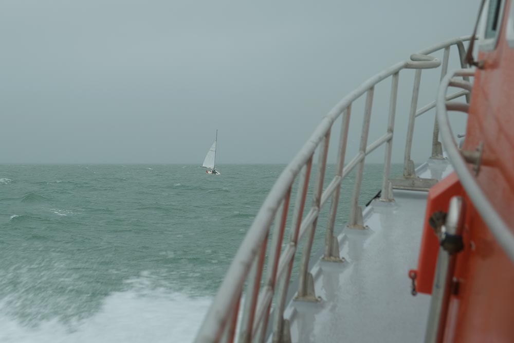 Le voilier, à l'arrivée du canot, après le passage de la Teignouse.