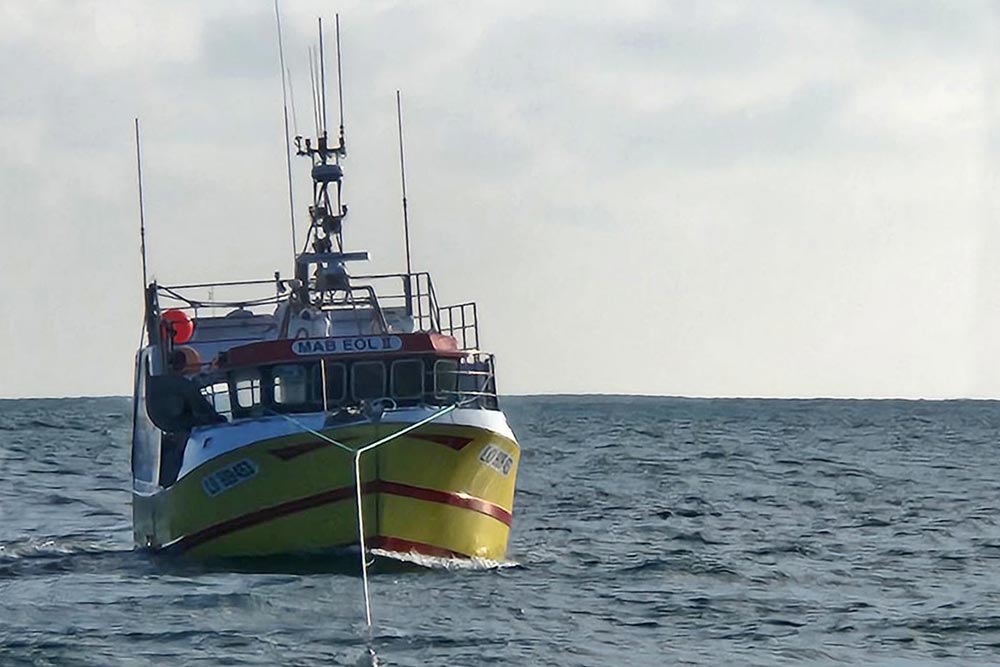 Le bateau de pêche en remorque
