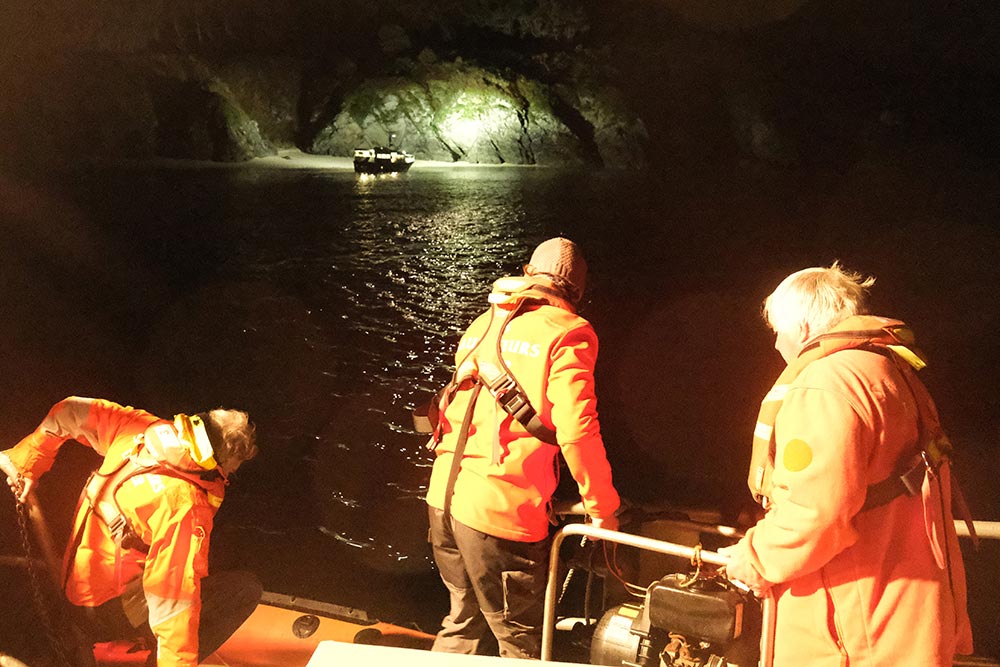 Les sauveteurs partent vers le bateau échoué