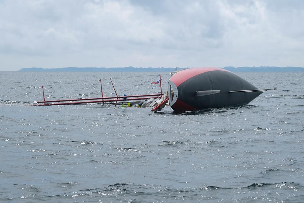 Le voilier Cigare Rouge couché sur le flanc