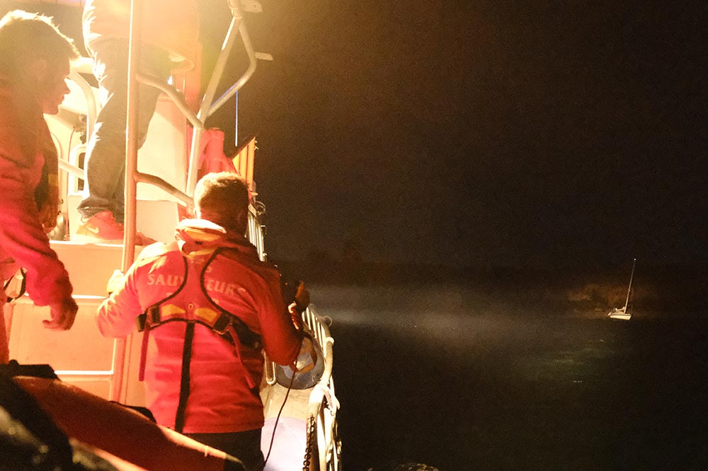 Le voilier échoué, à l'arrivée du canot