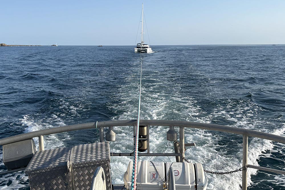 Le catamaran, en remorque du canot