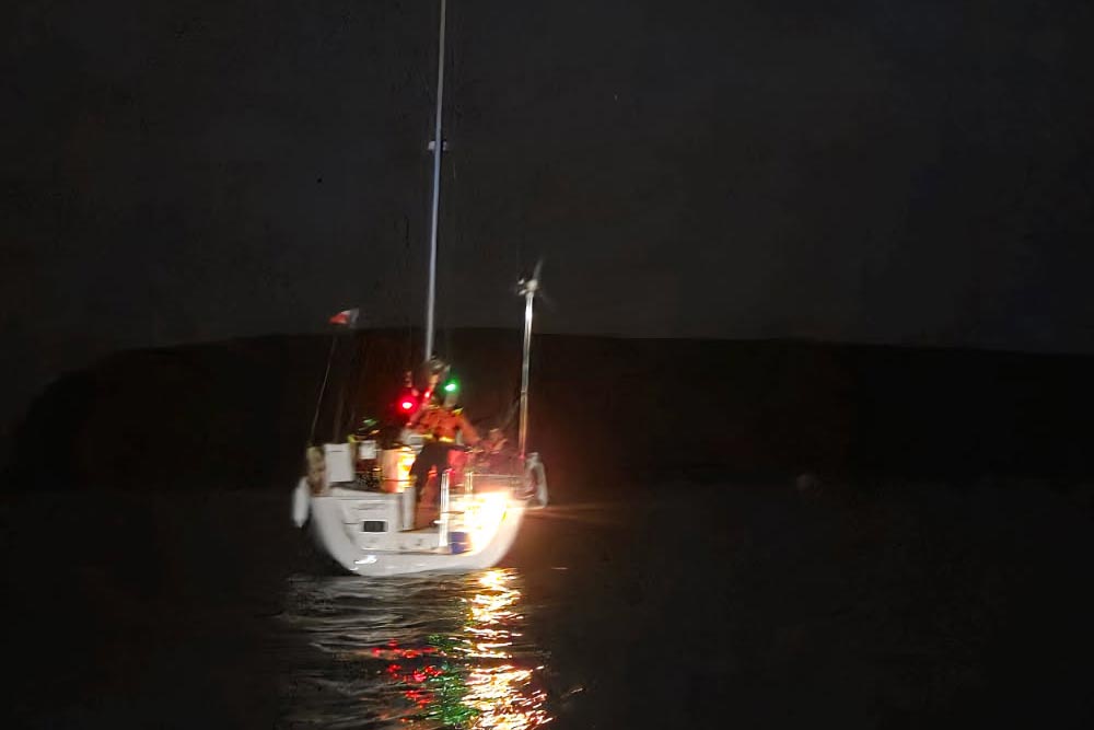 Le voilier, à l'arrivée du canot