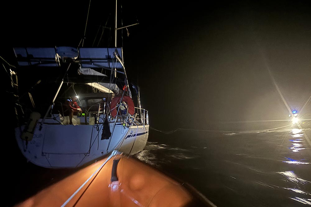 Remorquage du voilier par le canot de sauvetage