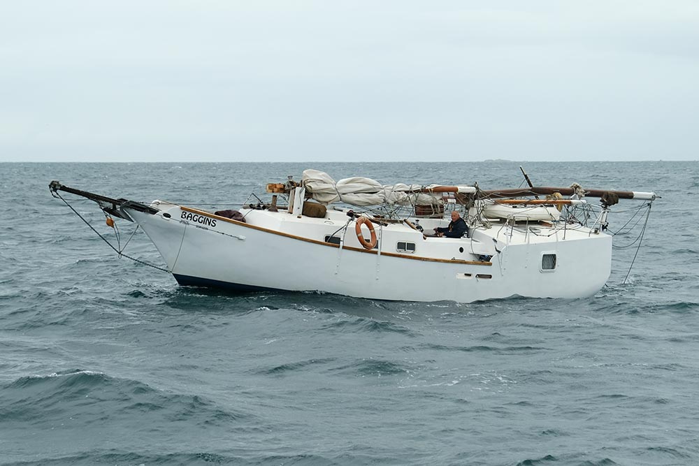 Le voilier démâté, à l'arrivée du canot