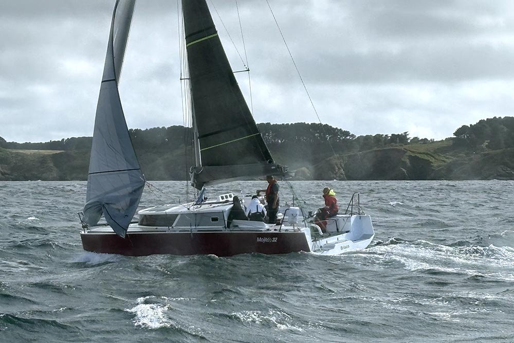 Le voilier en route, à l'arrivée du canot