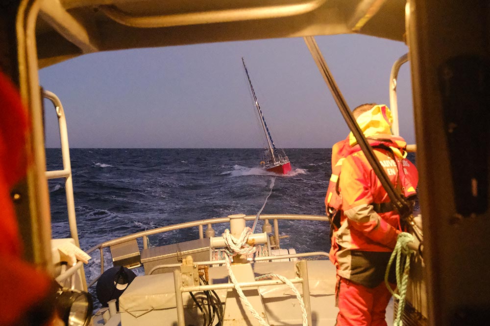 Le voilier en remorque