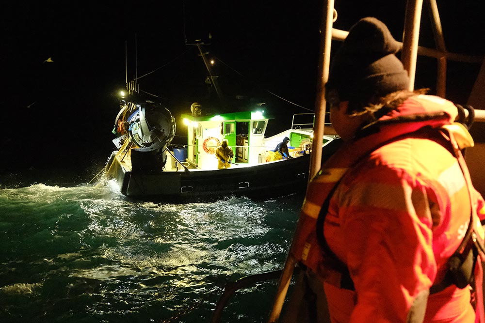 Le chalutier, à l'arrivée du canot de sauvetage