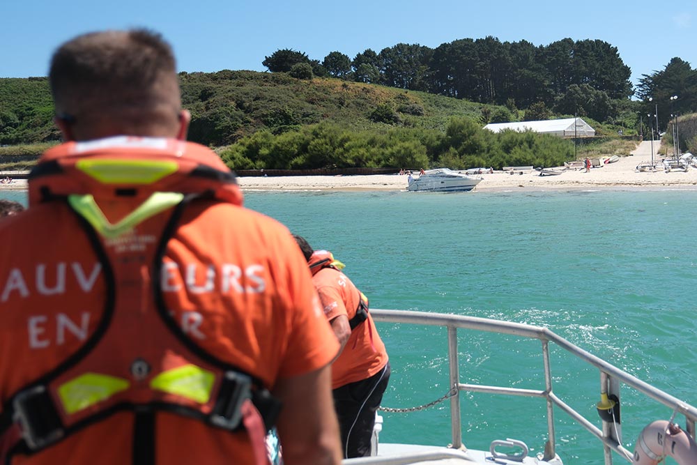 La vedette échouée, à l'arrivée du canot.