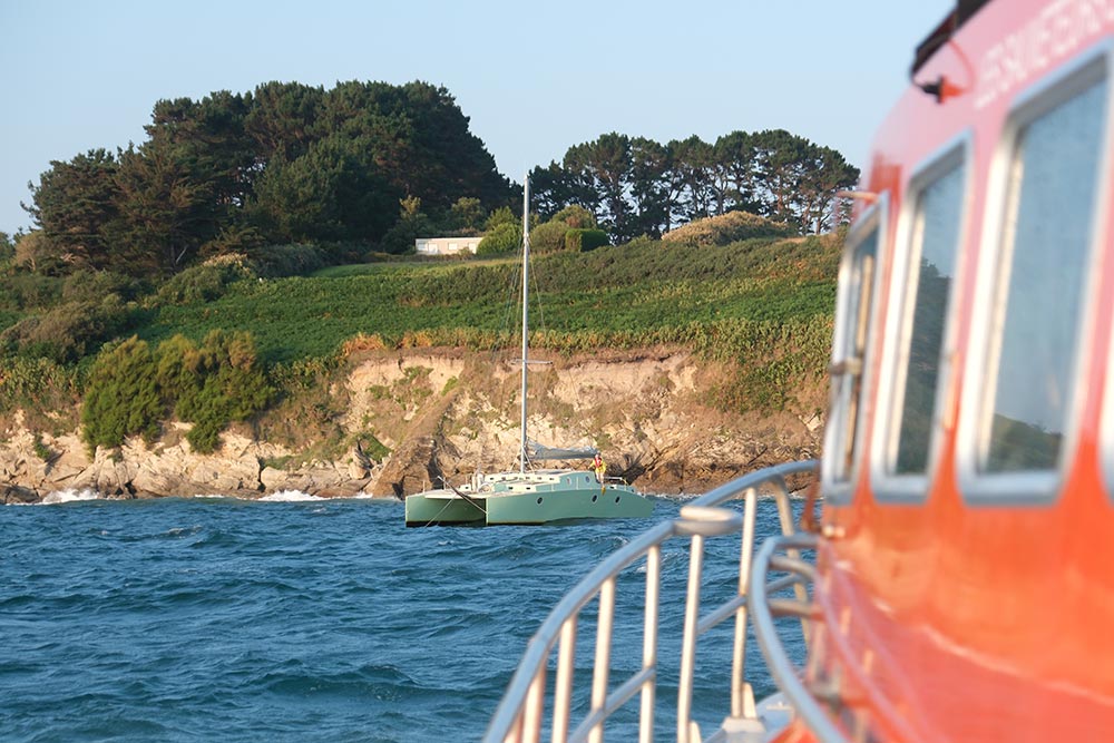 La catamaran en difficultés à l'arrivée du canot de sauvetage.
