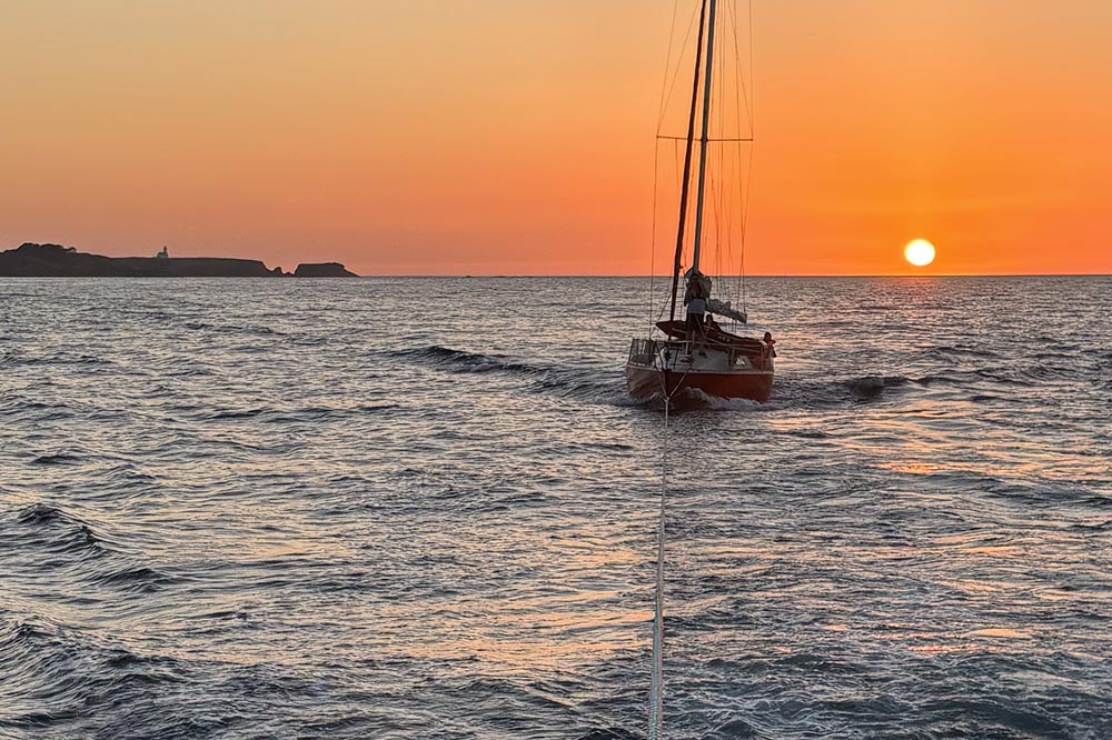 Le coucher de soleil pendant le remorquage