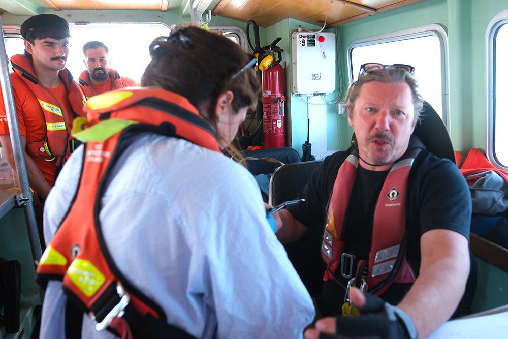 Le blessé soigné par notre infirmière à bord du canot