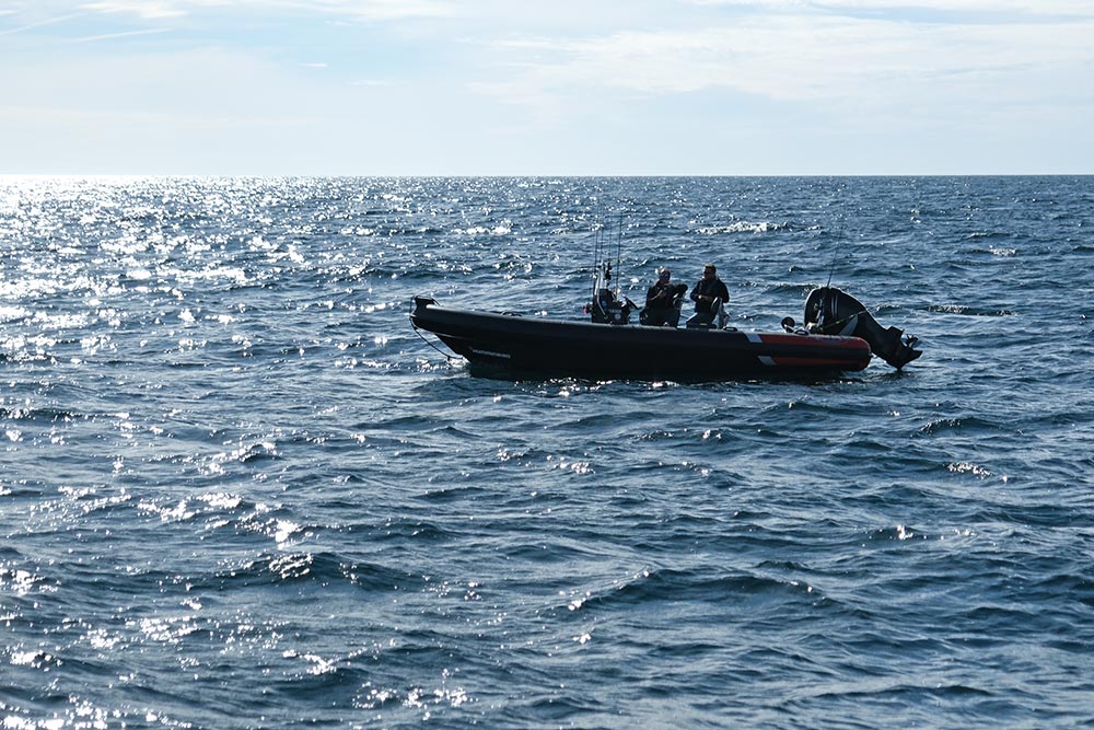 Le semi-rigide et ses deux occupants